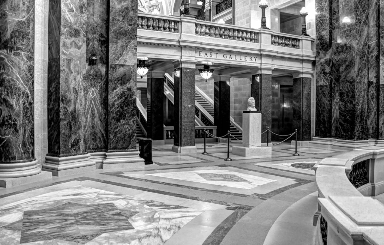   villa  mansion  building  palace  home  — free black and white photo
