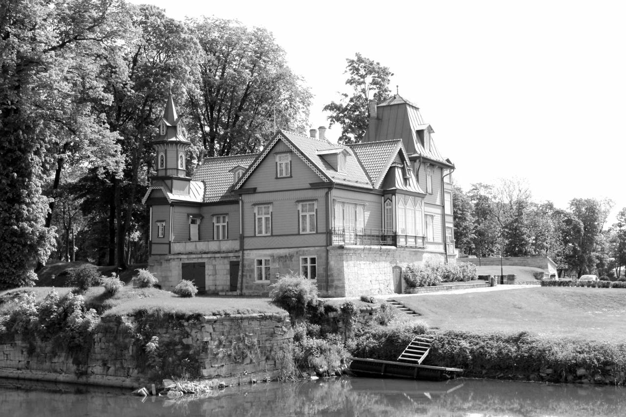   water  architecture  lawn  villa  mansion  — free black and white photo