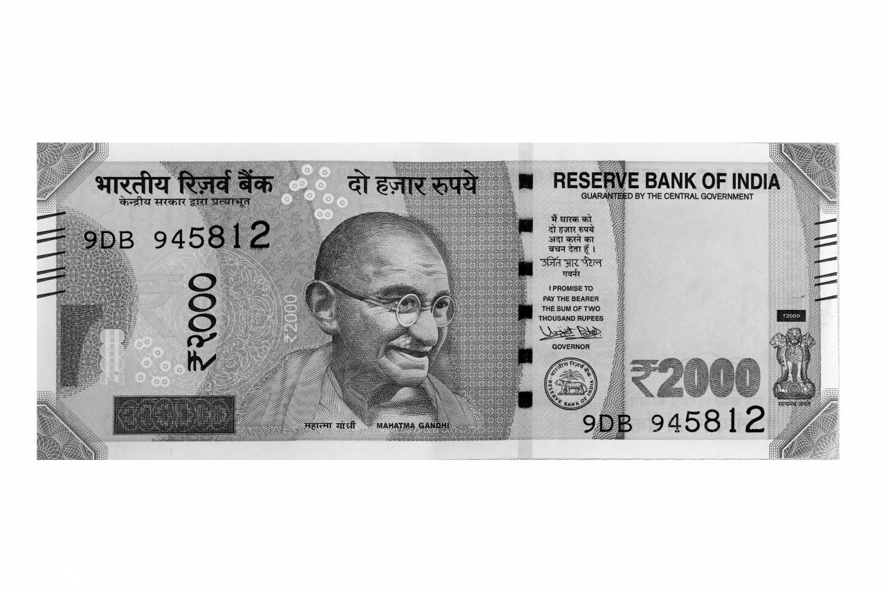   money  paper  cash  2000  india  magenta  — free black and white photo