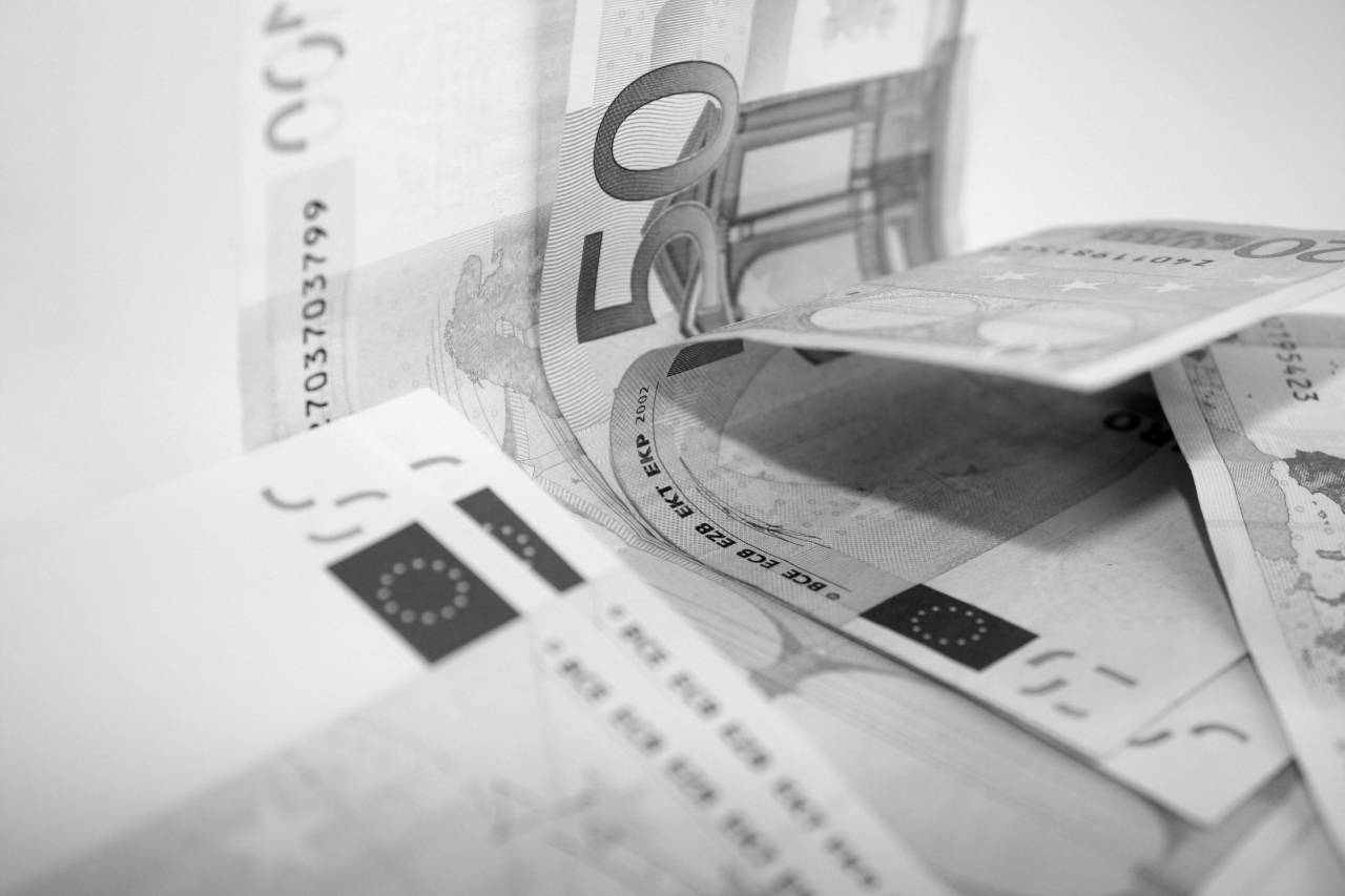   writing  europe  money  paper  close up  — free black and white photo