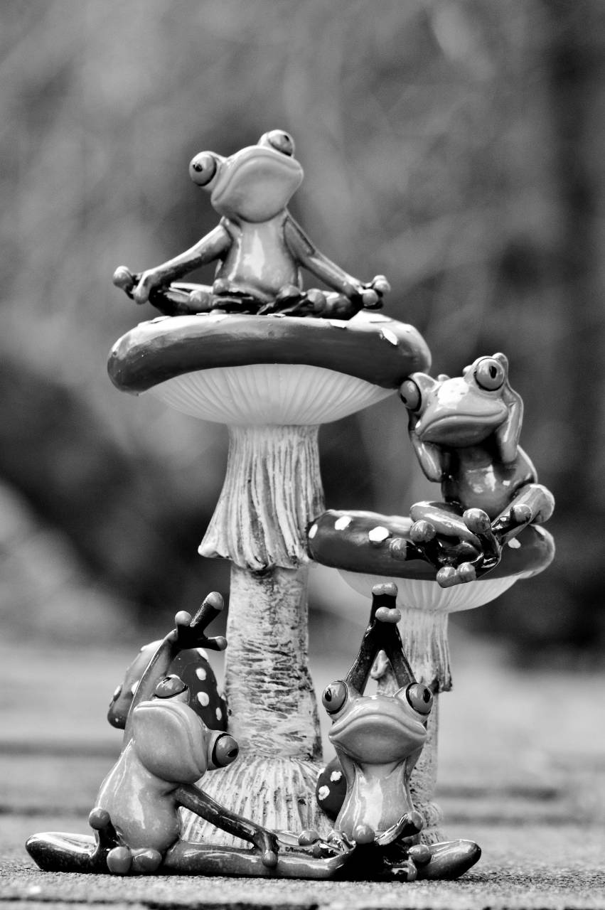   group  sweet  cute  monument  statue  green  — free black and white photo