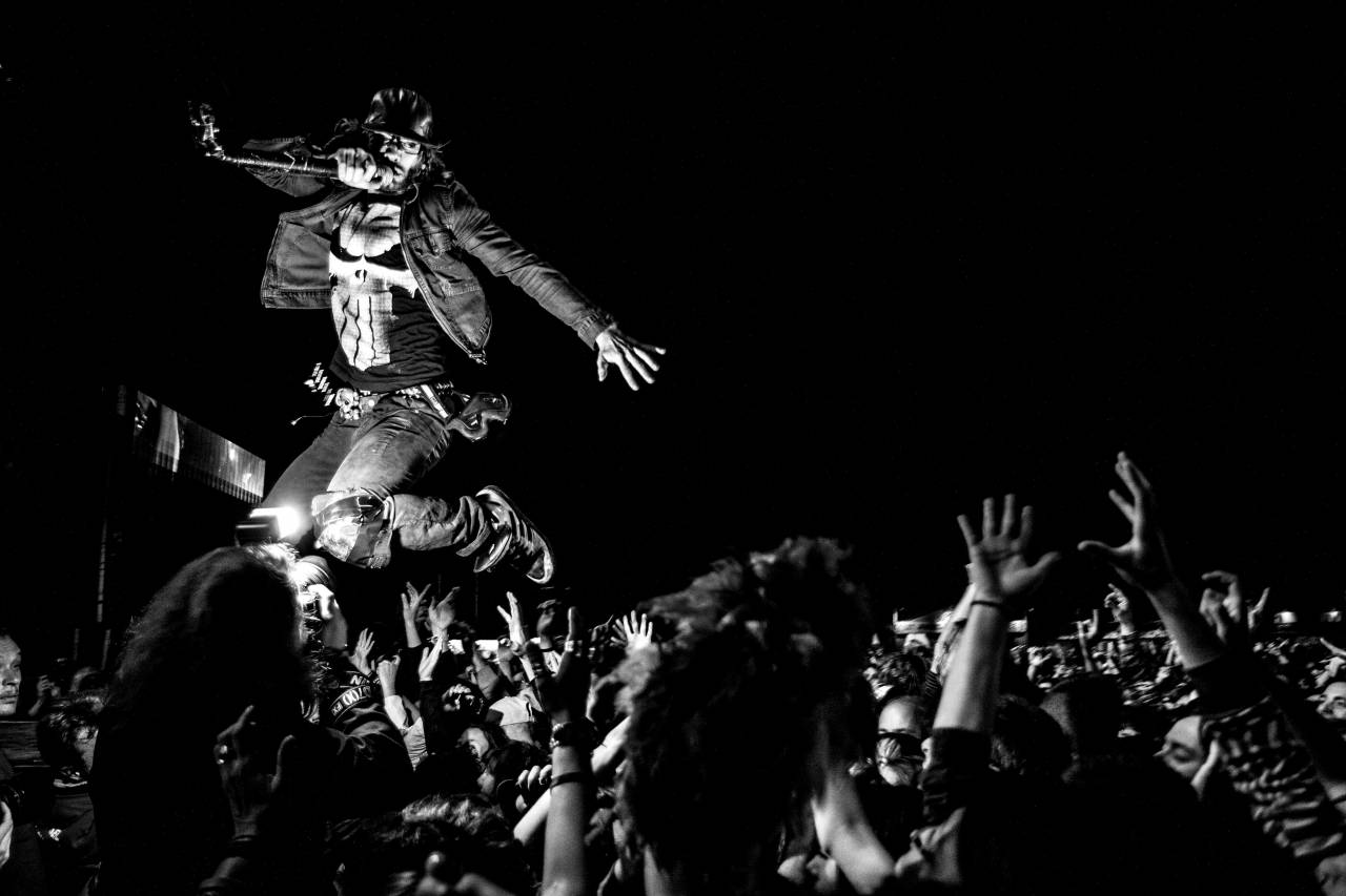   jump  concert  audience  live  dance  canon  — free black and white photo