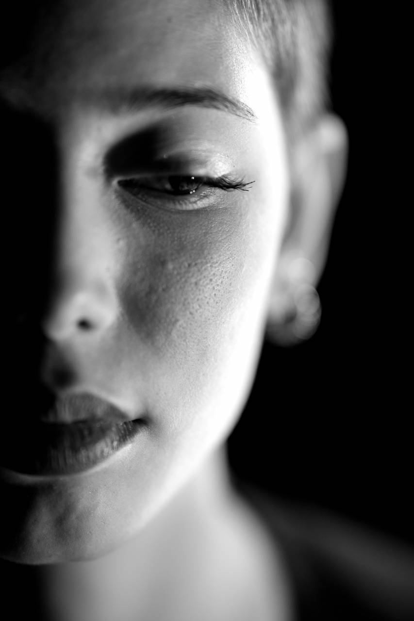   light  black and white  people  girl  woman  — free black and white photo