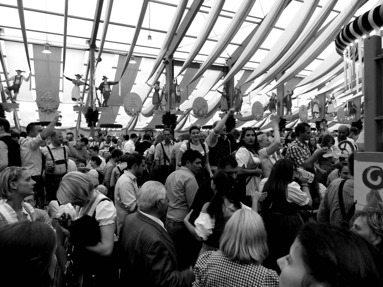   people  crowd  travel  audience  europe  — free black and white photo