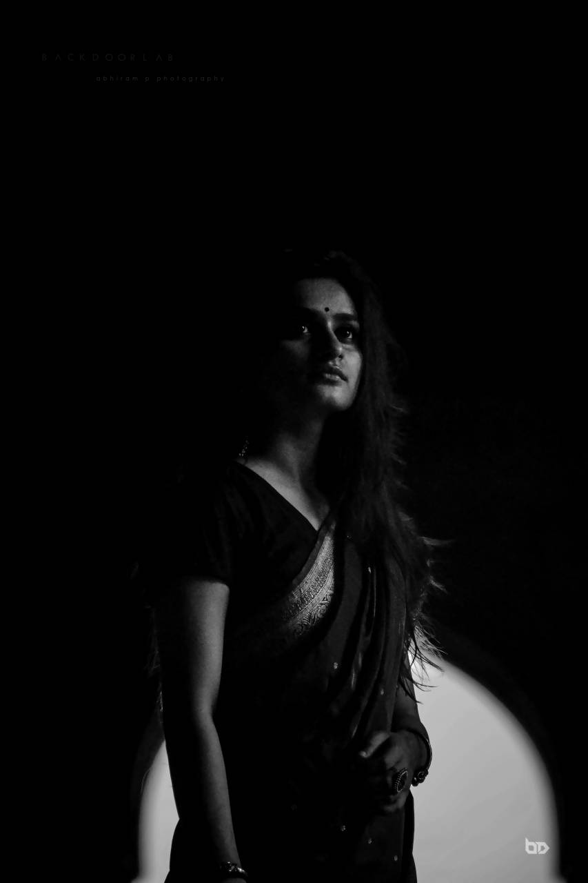   saree  india  model  beauty  darkness  lady  — free black and white photo