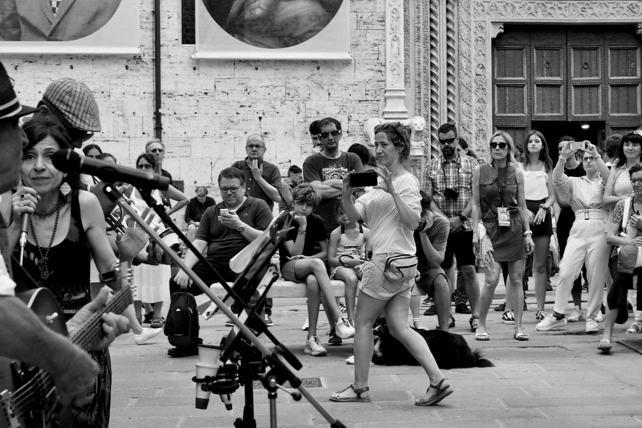   UmbriaJazz 2019  street performance  event  — free black and white photo