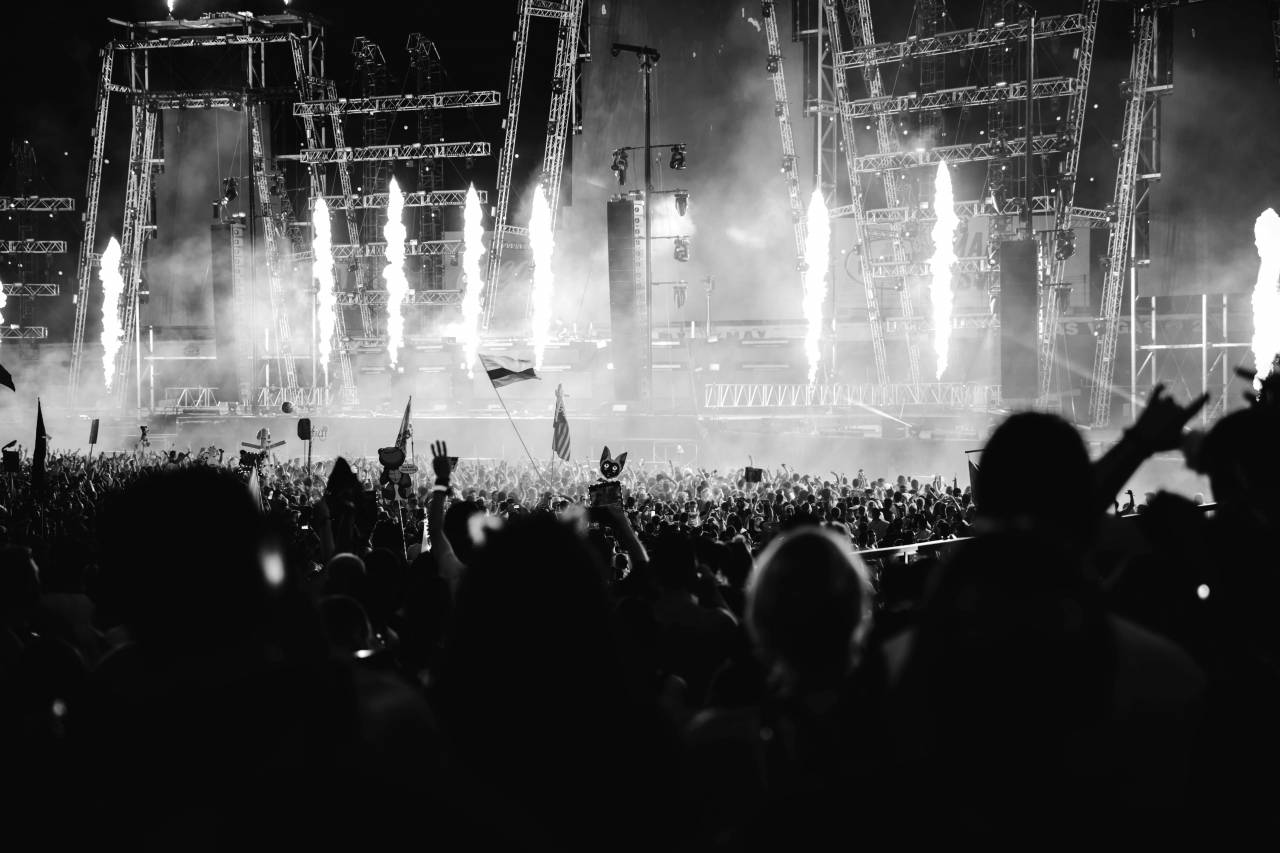   water  sky  night  crowd  audience  evening  — free black and white photo