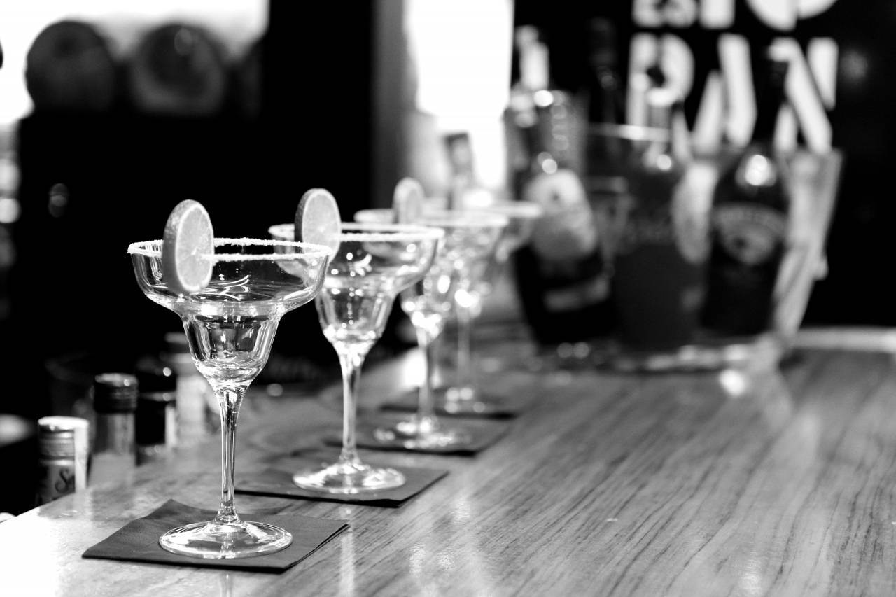   black and white  fruit  glass  restaurant  — free black and white photo