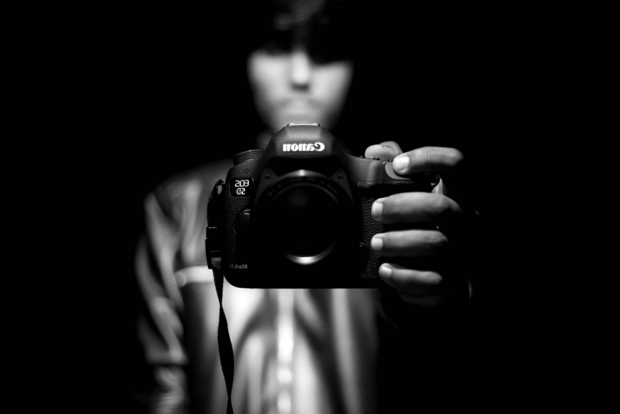  person  black and white  canon  darkness  — free black and white photo