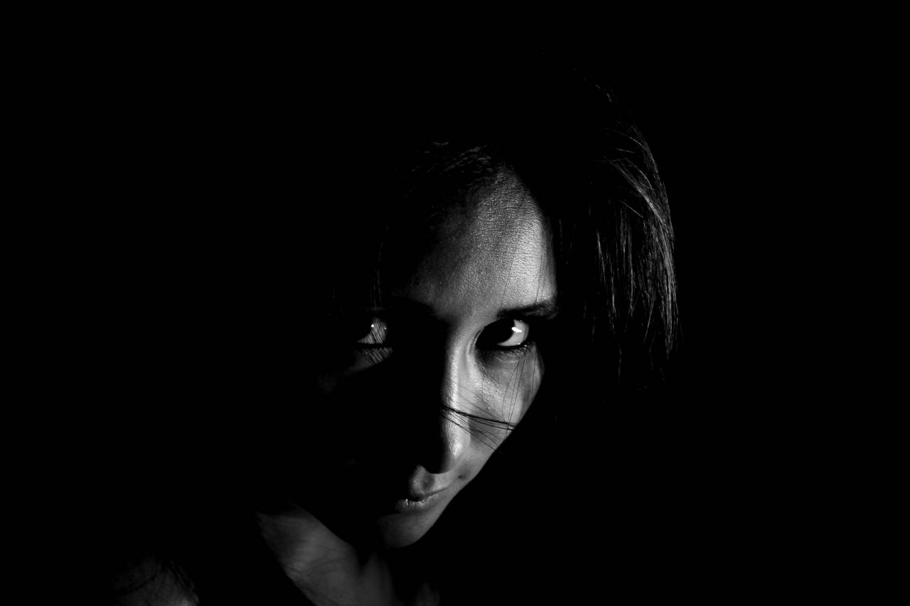   person  black and white  girl  woman  dark  — free black and white photo