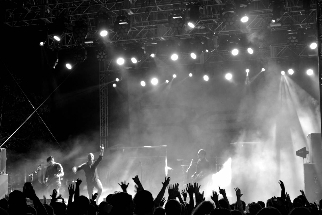   music  crowd  audience  scenic  religion  — free black and white photo