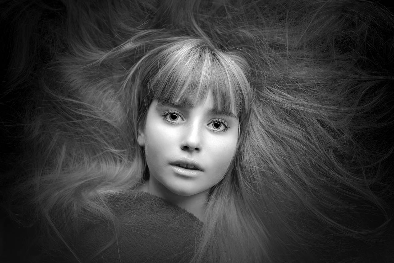  person  girl  female  model  close  — free black and white photo