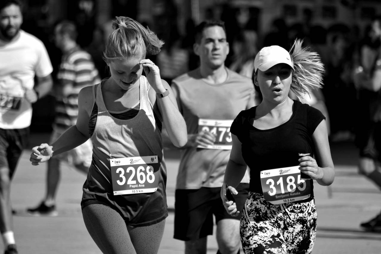 fitness marathon sport endurance race foot finish effort fertig ausdauer aufwand wettlauf stellen rennen menschen joggen jogging  kb — free black and white photo