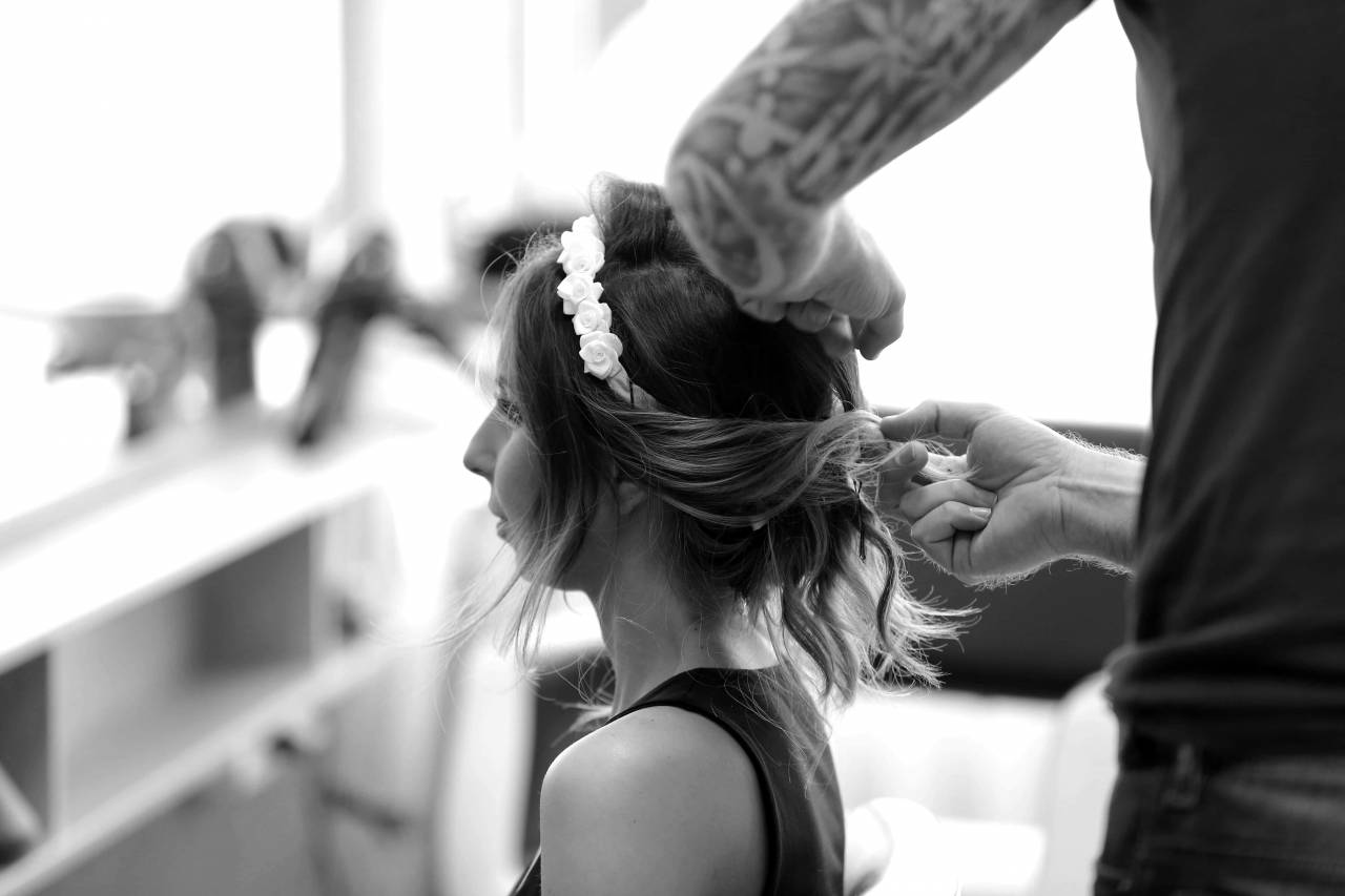 hairdresser hairstyle salon pretty service attractive tattoo person  — free black and white photo