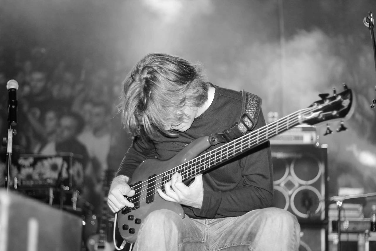 rock concert singer instrument musik guitar musician performer guitarist musical instrumen gitaris konser penyanyi musisi pemain gitar batu  — free black and white photo