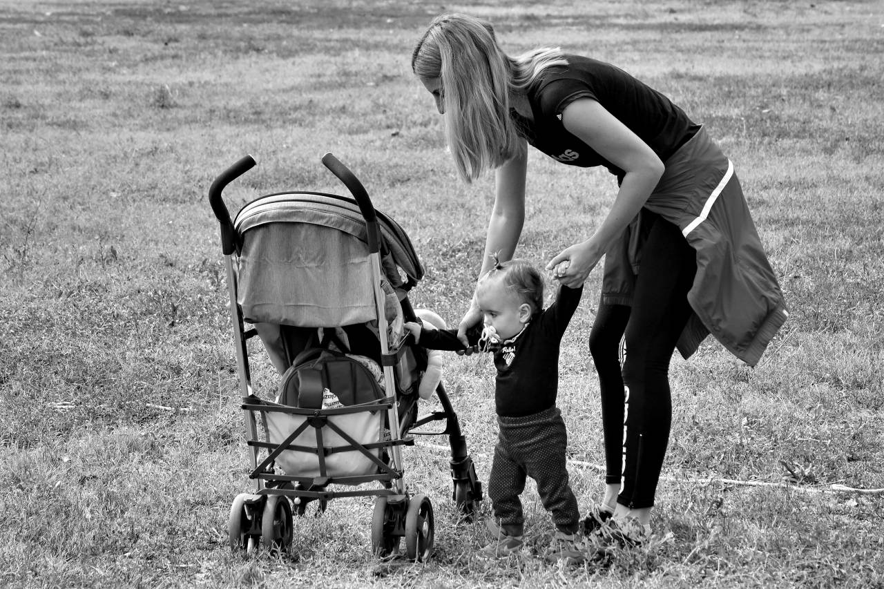 stuck mom anak feel park walking berjalan melatih tahun grass motherhood child season summer being if usia cara  pedestrian — free black and white photo