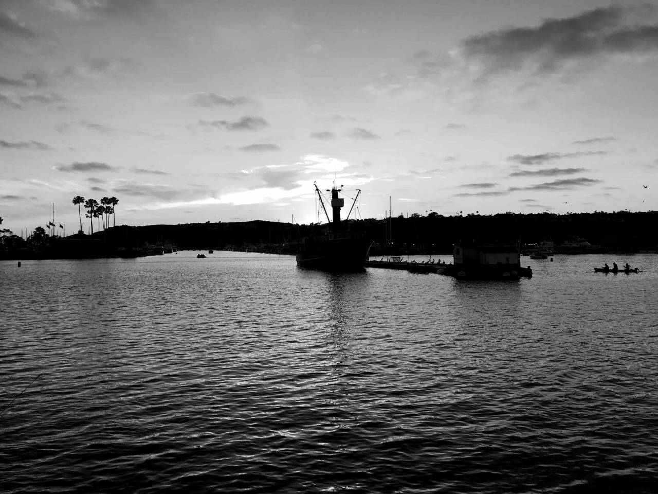 sunset water sea ship evening ocean dawn shipyard dusk boat kb — free black and white photo