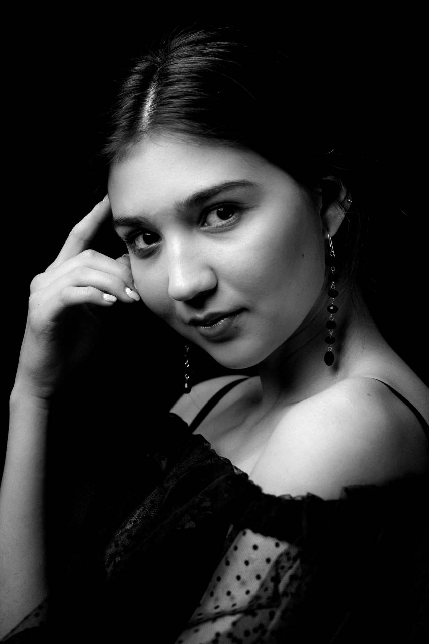   person  girl  woman  view  female  singer  — free black and white photo