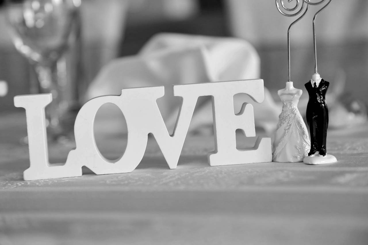 figurine marriage romance sculpture indoors valentine furniture table kb — free black and white photo