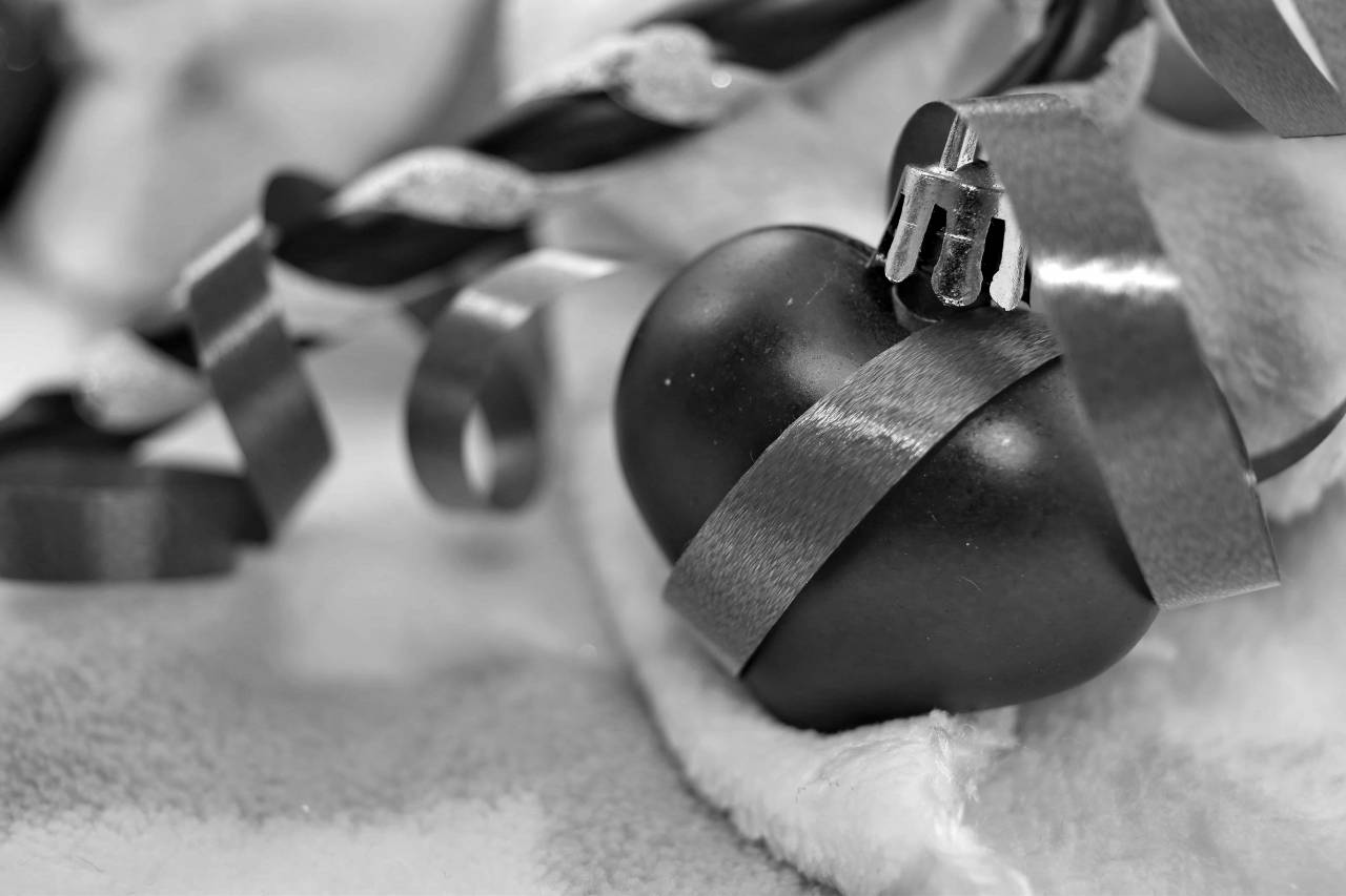 heart romantic gift romance surprise shining celebration thread — free black and white photo