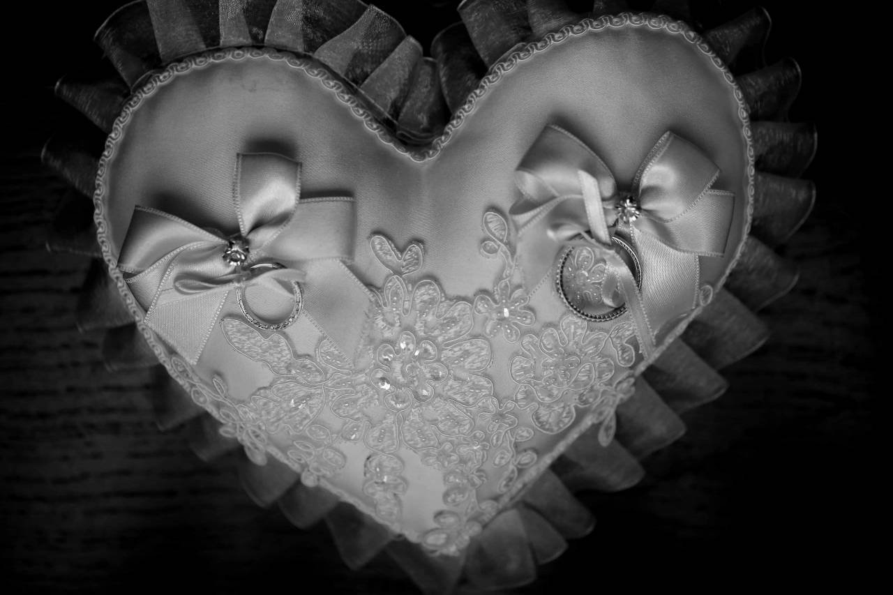 heart  romantic  ?wedding?  marriage  romance  — free black and white photo