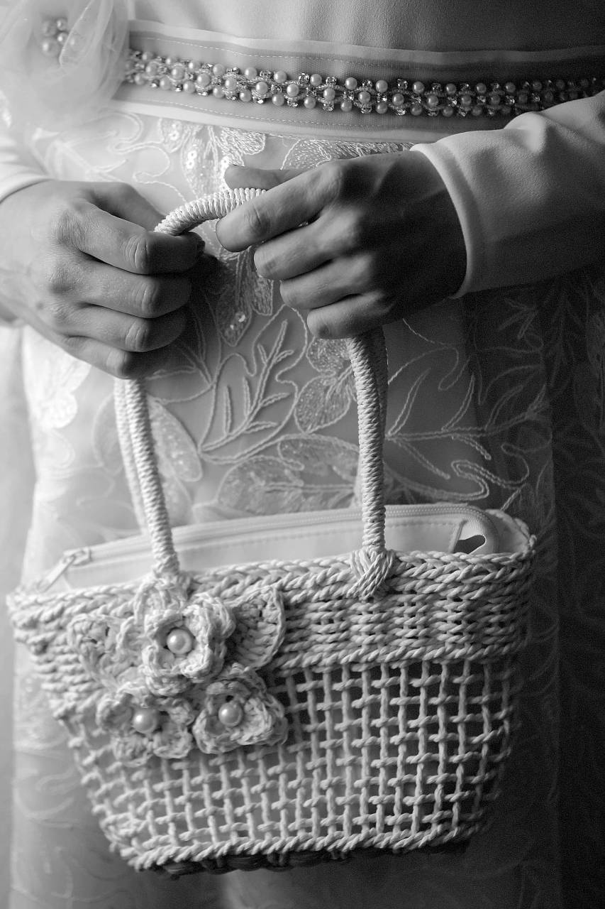 luxury handbag pearl hands woman retro skin hand  — free black and white photo