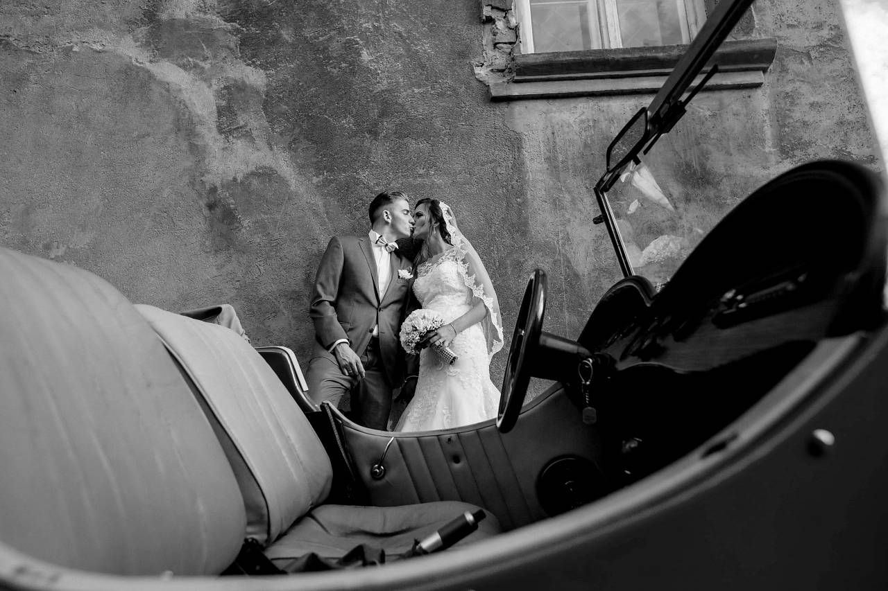 newlyweds oldtimer kiss portrait woman — free black and white photo
