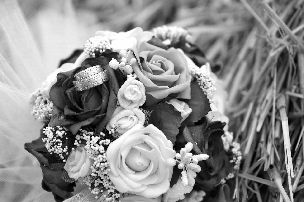 nostalgia hay decoration purple straw romantic rings ring ramo kawin gambar novia paja bodas anillo arreglo gratis  pengantin compromiso — free black and white photo