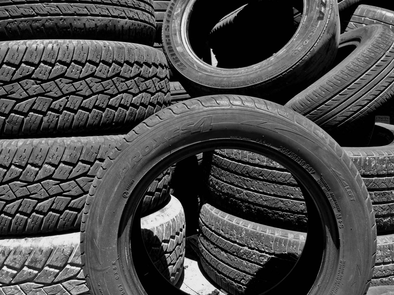   black and white  car  wheel  vehicle  garage  — free black and white photo