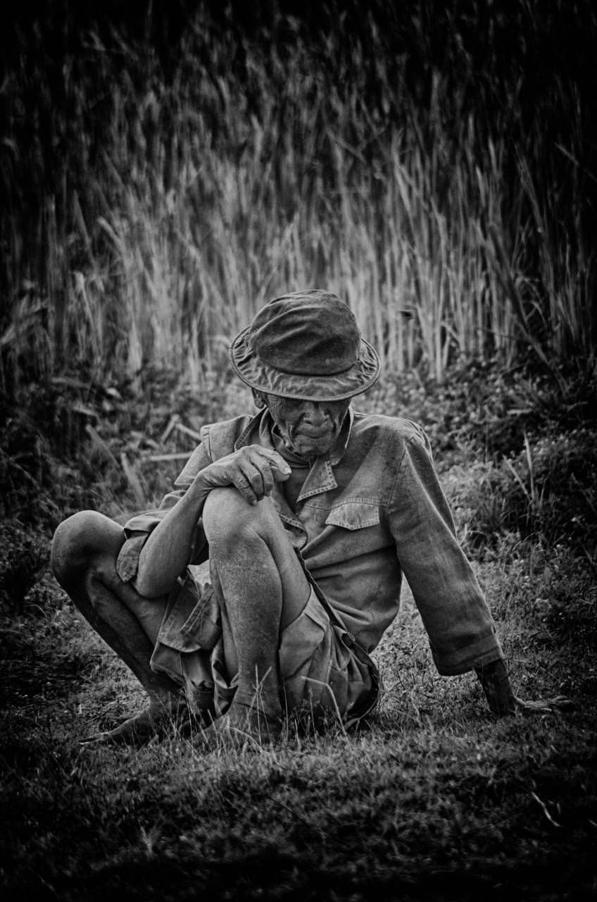   black and white  darkness  old man  vignette  — free black and white photo