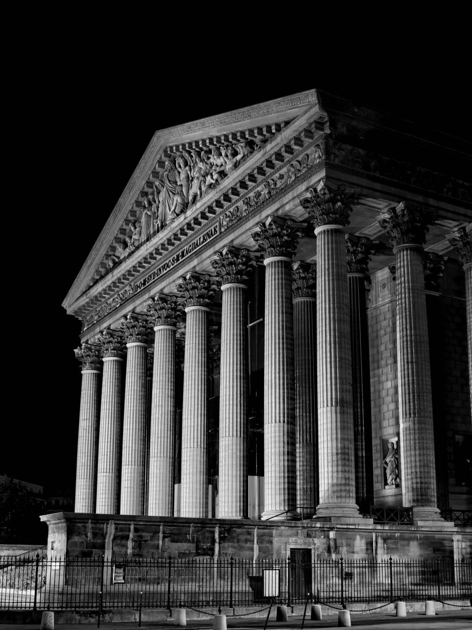   black and white  structure  building  paris  — free black and white photo