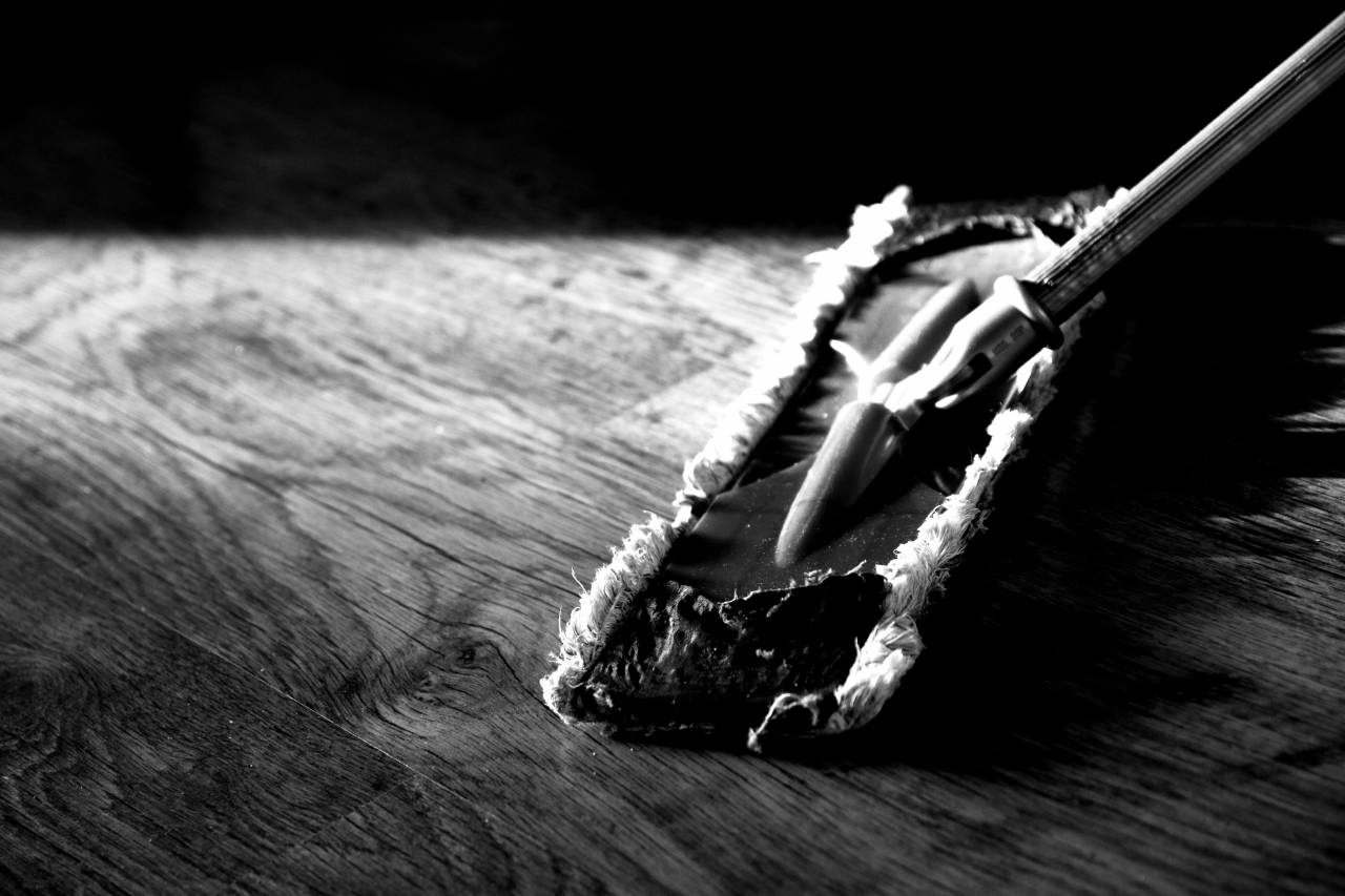   hand  black and white  washing  darkness  — free black and white photo