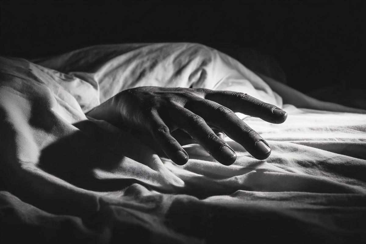 black and white conceptual rigor mortis picture close up of a — free black and white photo