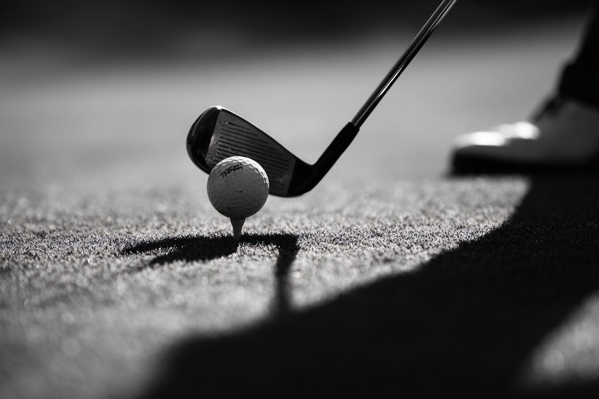 black and white golf picture close up of golfer mid swing mot — free black and white photo