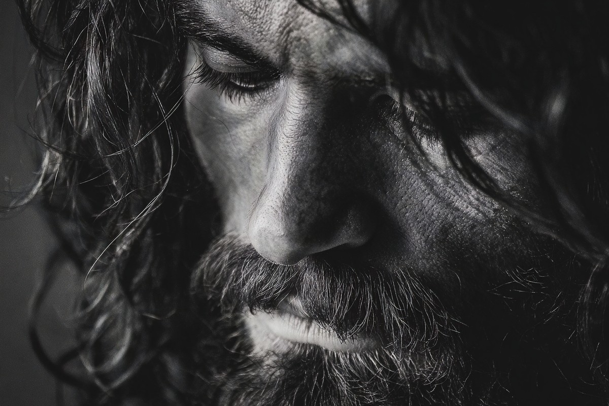 black and white picture of jesus close up portrait serene exp — free black and white photo