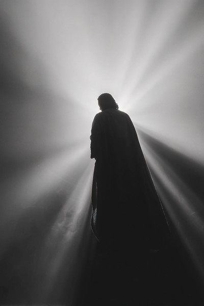black and white picture of jesus standing silhouette with sof — black and white background photo