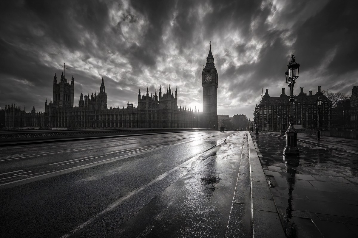 black and white picture of london featuring big ben at sunris — free black and white photo