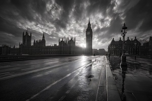 black and white picture of london featuring big ben at sunris — black and white city photo