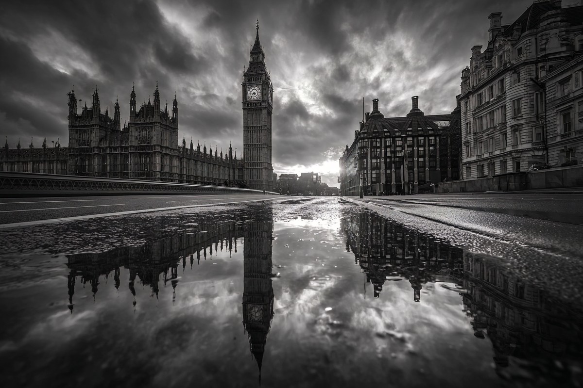 black and white picture of london featuring big ben at sunris — free black and white photo