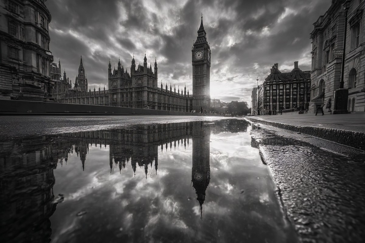 black and white picture of london featuring big ben at sunris — free black and white photo