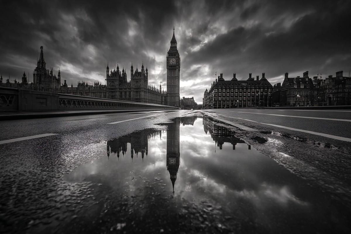 black and white picture of london featuring big ben at sunris — free black and white photo