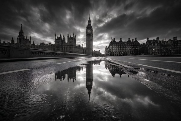 black and white picture of london featuring big ben at sunris — black and white photo