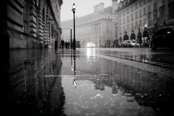 black and white picture of london street scene wet pavement r — black and white city photo