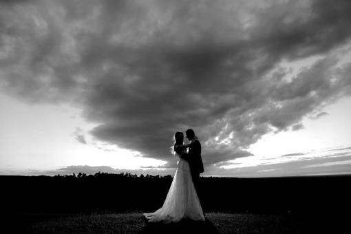 bad storm marriage engagement hilltop groom bride weather hugging sunset  fonds etreindre colline marie mauvais mariee coucher jeune mariage — black and white photo