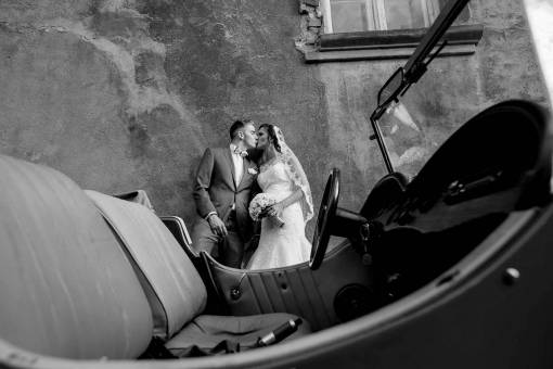 newlyweds oldtimer kiss portrait woman — black and white photo